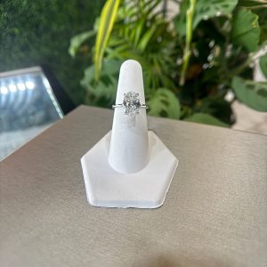 Oval diamond solitaire