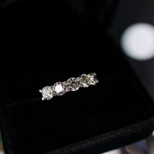 Five-stone diamond band