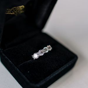 Five-stone diamond band